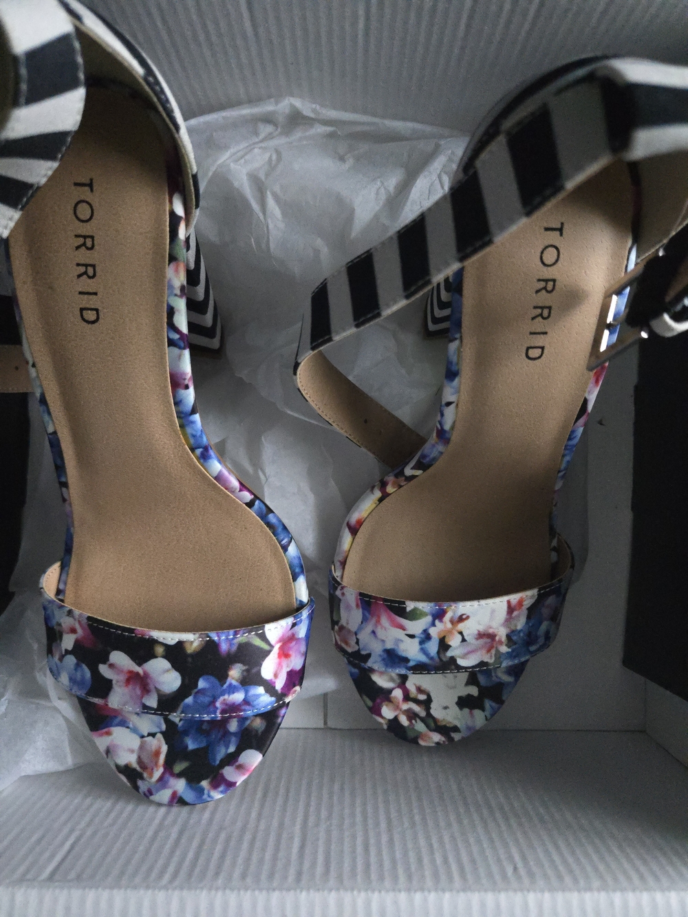 8W Torrid Multicolor Floral Block Heel Sandals with Black-and-White Straps